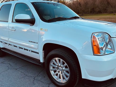 Used 2009 GMC Yukon 4WD Hybrid image 1