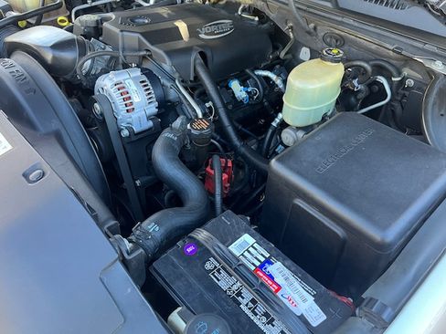 Used 2001 Chevrolet Suburban 2500 LT w/ LT Preferred Equipment Group image 12