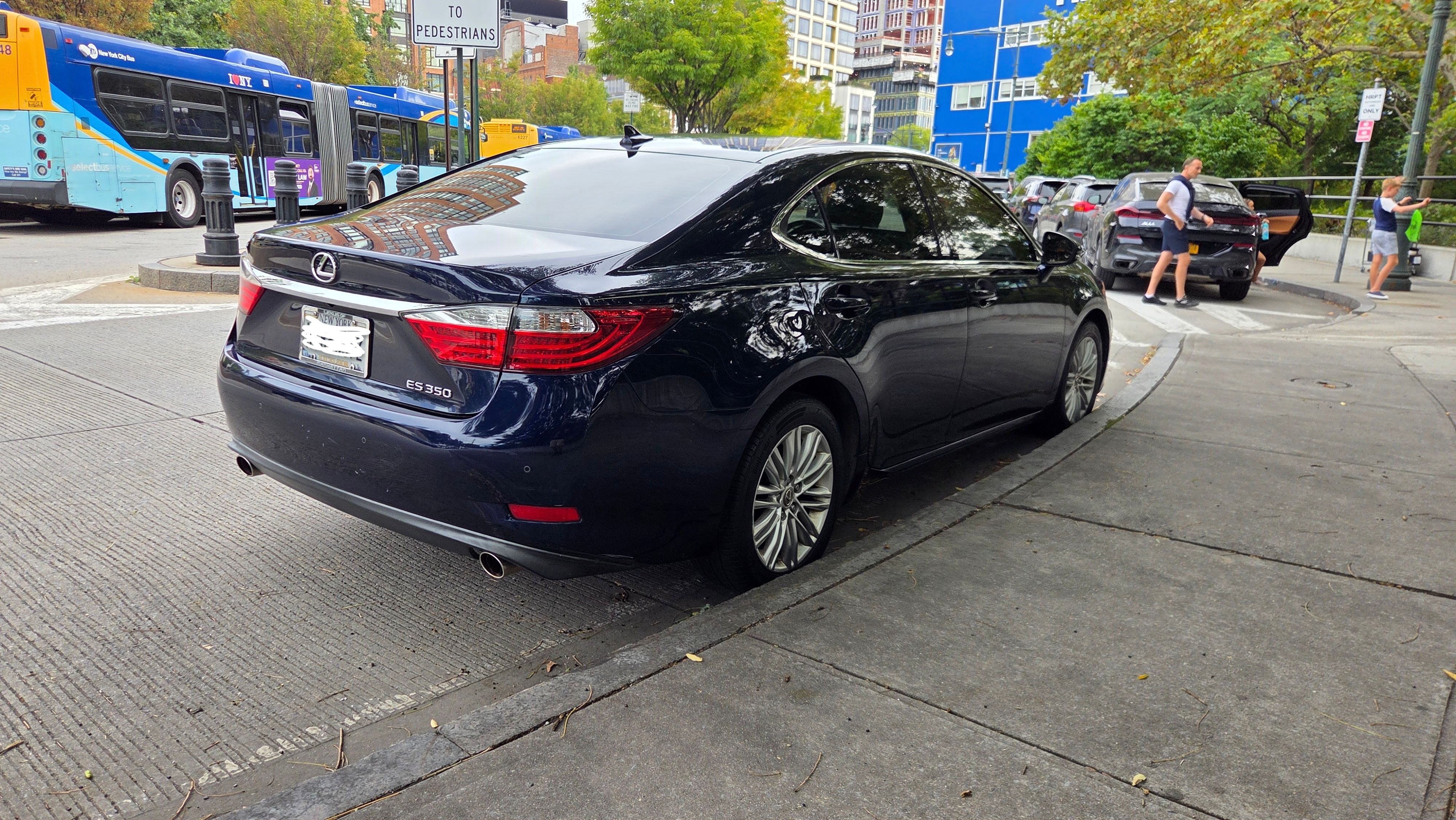 Used 2014 Lexus ES 350 w/ Luxury Package FWD image 6