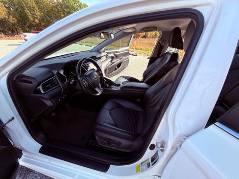 Used 2020 Toyota Camry SE image 10