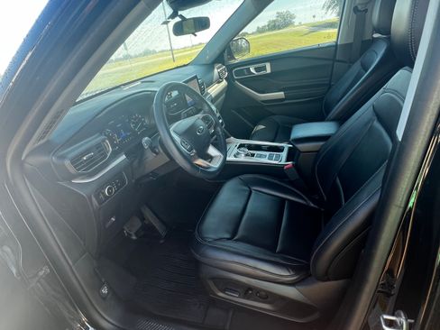 Used 2023 Ford Explorer XLT w/ Equipment Group 202A image 10
