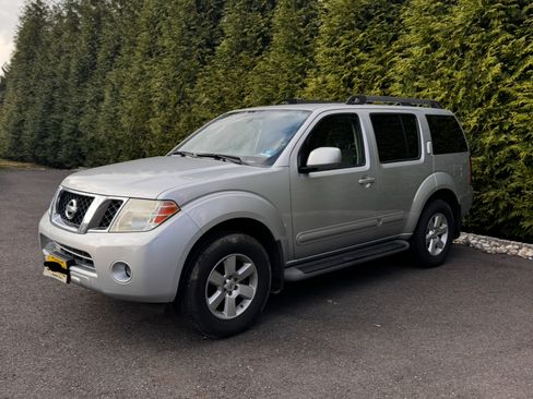 Used 2011 Nissan Pathfinder SV image 1