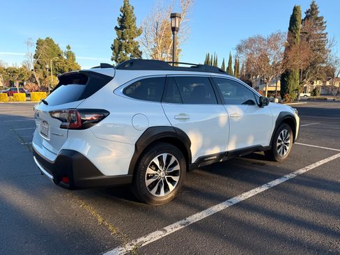 Used 2023 Subaru Outback Limited image 9