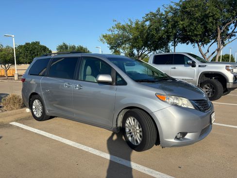 Used 2016 Toyota Sienna XLE FWD image 1