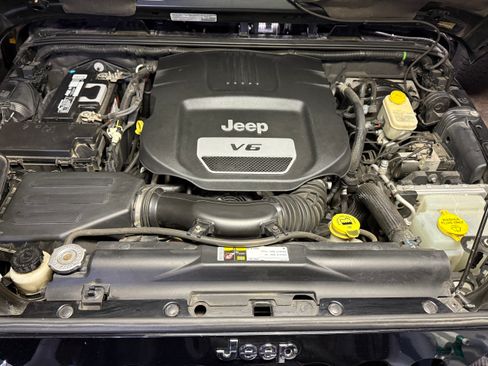 Used 2014 Jeep Wrangler Unlimited Rubicon w/ Connectivity Group image 12