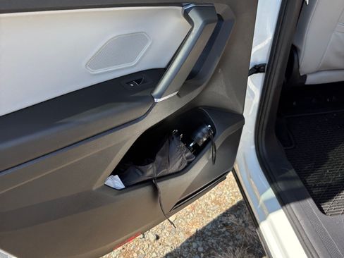 Used 2020 Volkswagen Tiguan SE w/ Panoramic Sunroof Package image 9