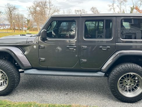 Used 2019 Jeep Wrangler Unlimited Sahara image 32