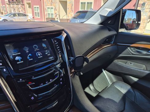 Used 2017 Cadillac Escalade ESV Luxury image 13