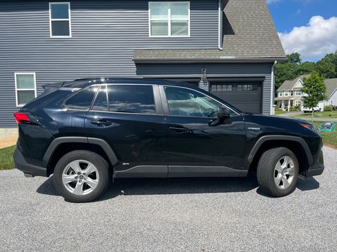 Used 2021 Toyota RAV4 LE AWD/4WD image 2