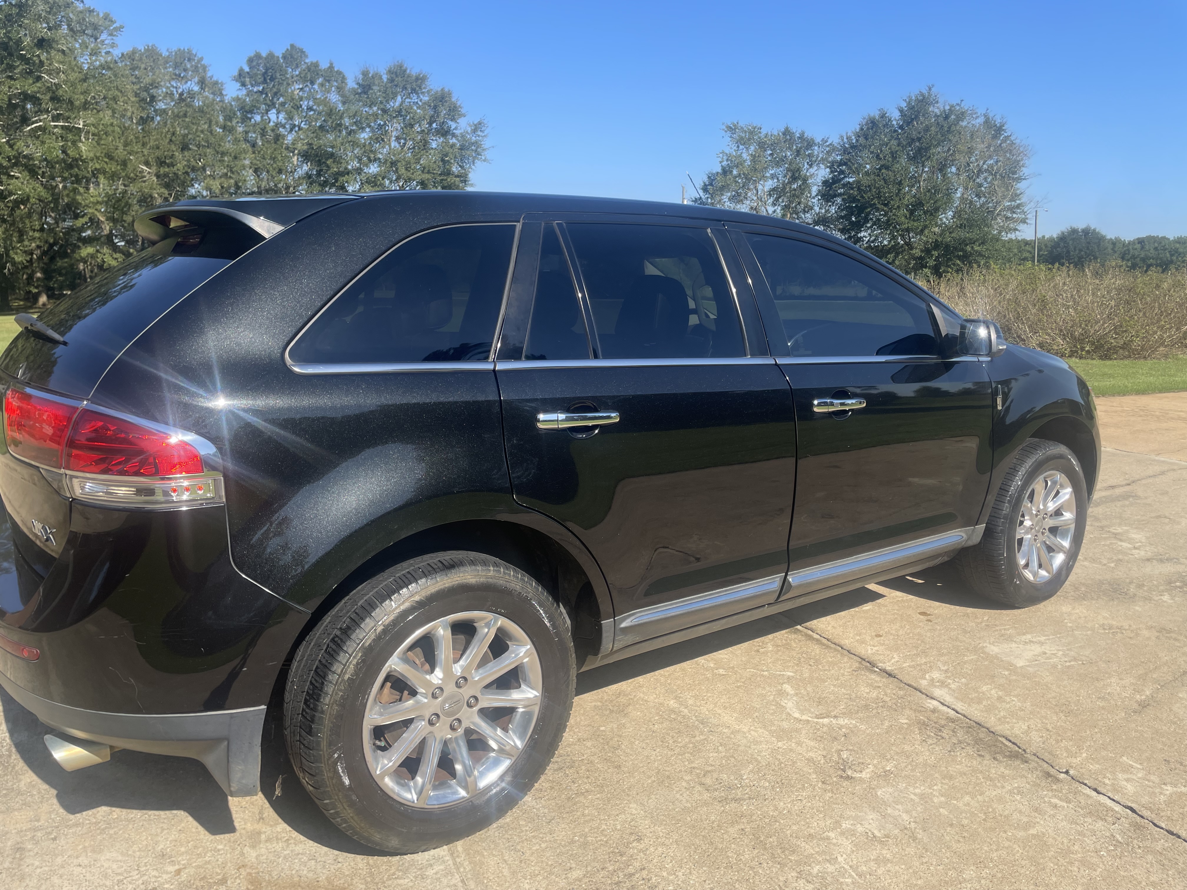 Used 2014 Lincoln MKX FWD w/ Equipment Group 101A image 2