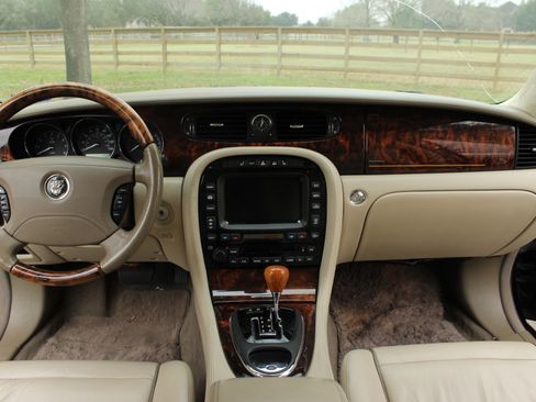 Used 2004 Jaguar XJ8 image 11