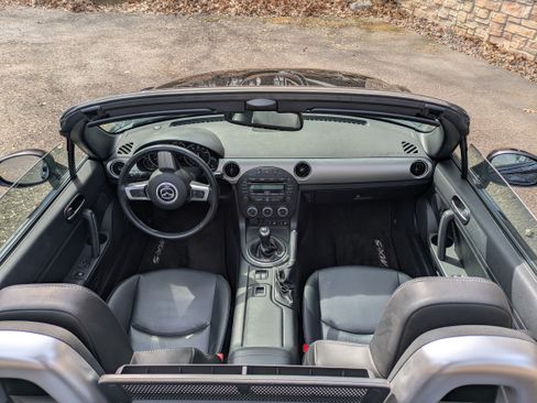 Used 2010 MAZDA MX-5 Miata Grand Touring w/ Premium Pkg image 16