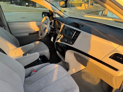 Used 2011 Toyota Sienna LE image 25