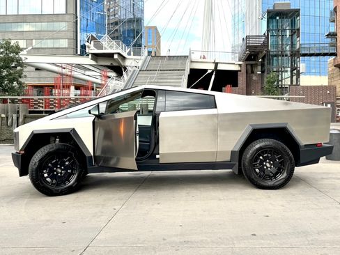 Used 2024 Tesla Cybertruck AWD Crew Cab image 4