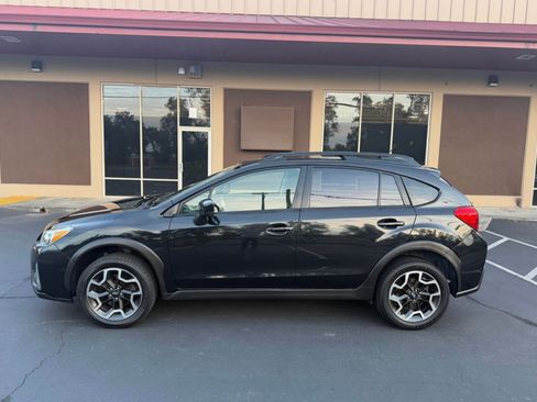 Used 2017 Subaru Crosstrek 2.0i Premium w/ Moonroof Package AWD/4WD image 2