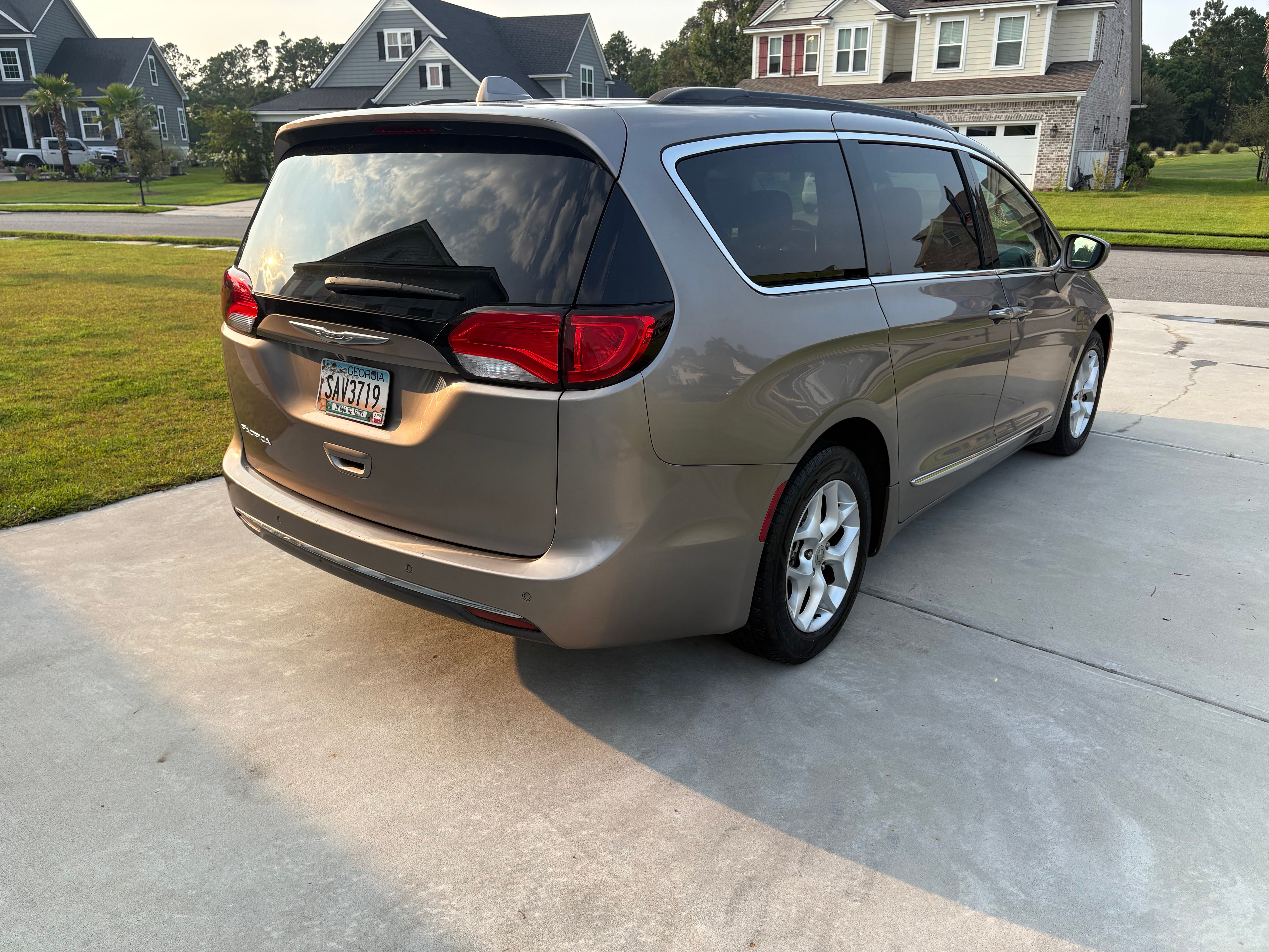 Used 2017 Chrysler Pacifica Touring-L w/ Tire & Wheel Group FWD image 6