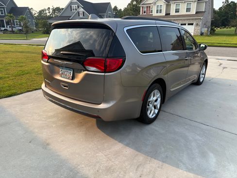 Used 2017 Chrysler Pacifica Touring-L w/ Tire & Wheel Group FWD image 6