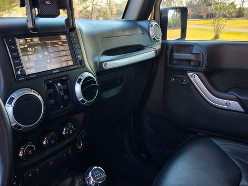 Used 2016 Jeep Wrangler Unlimited Rubicon image 15