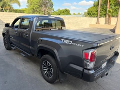 Used 2022 Toyota Tacoma TRD Sport w/ Technology Package image 10