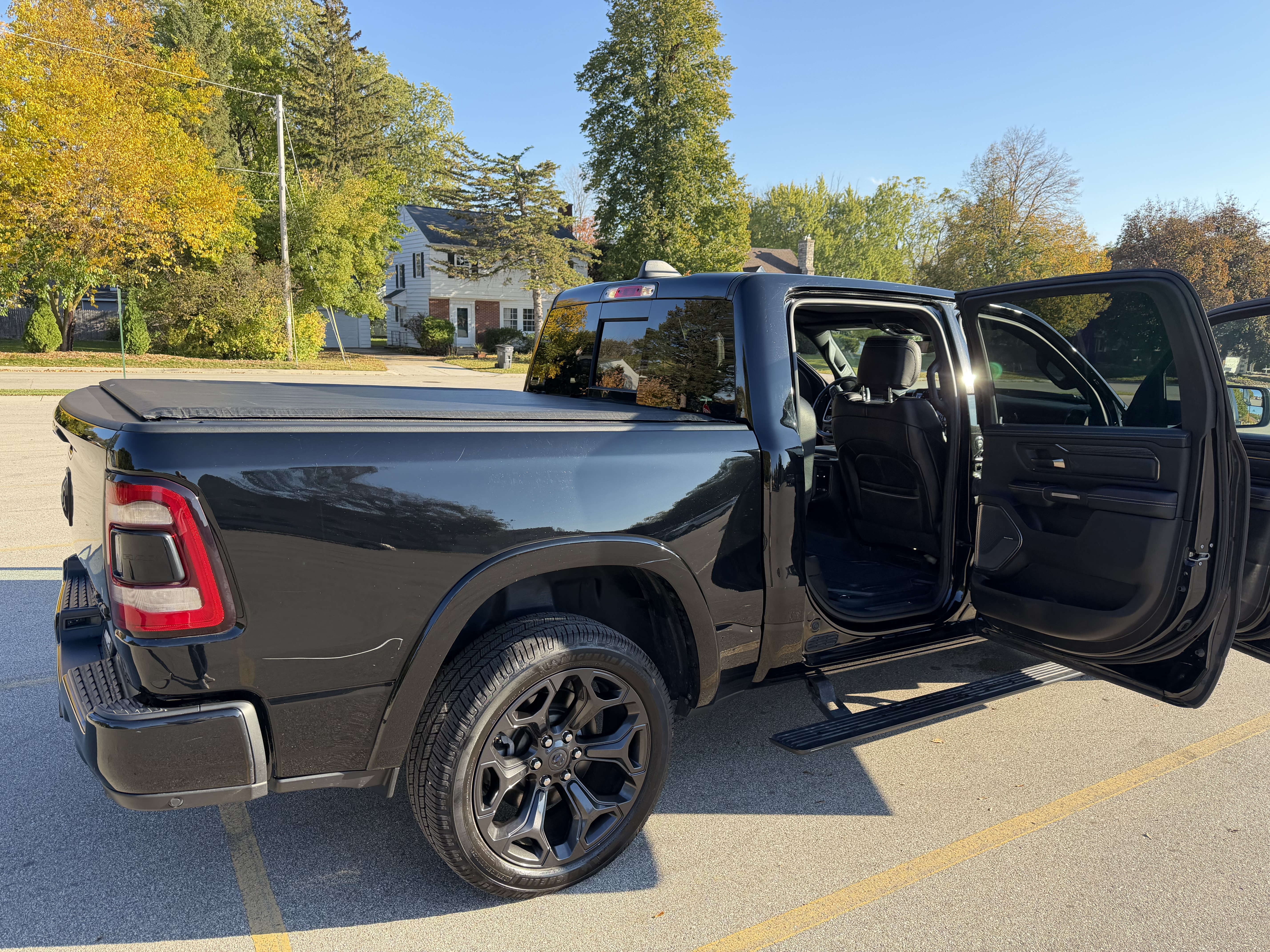 Used 2020 RAM 1500 Limited w/ Black Appearance Package AWD/4WD image 18