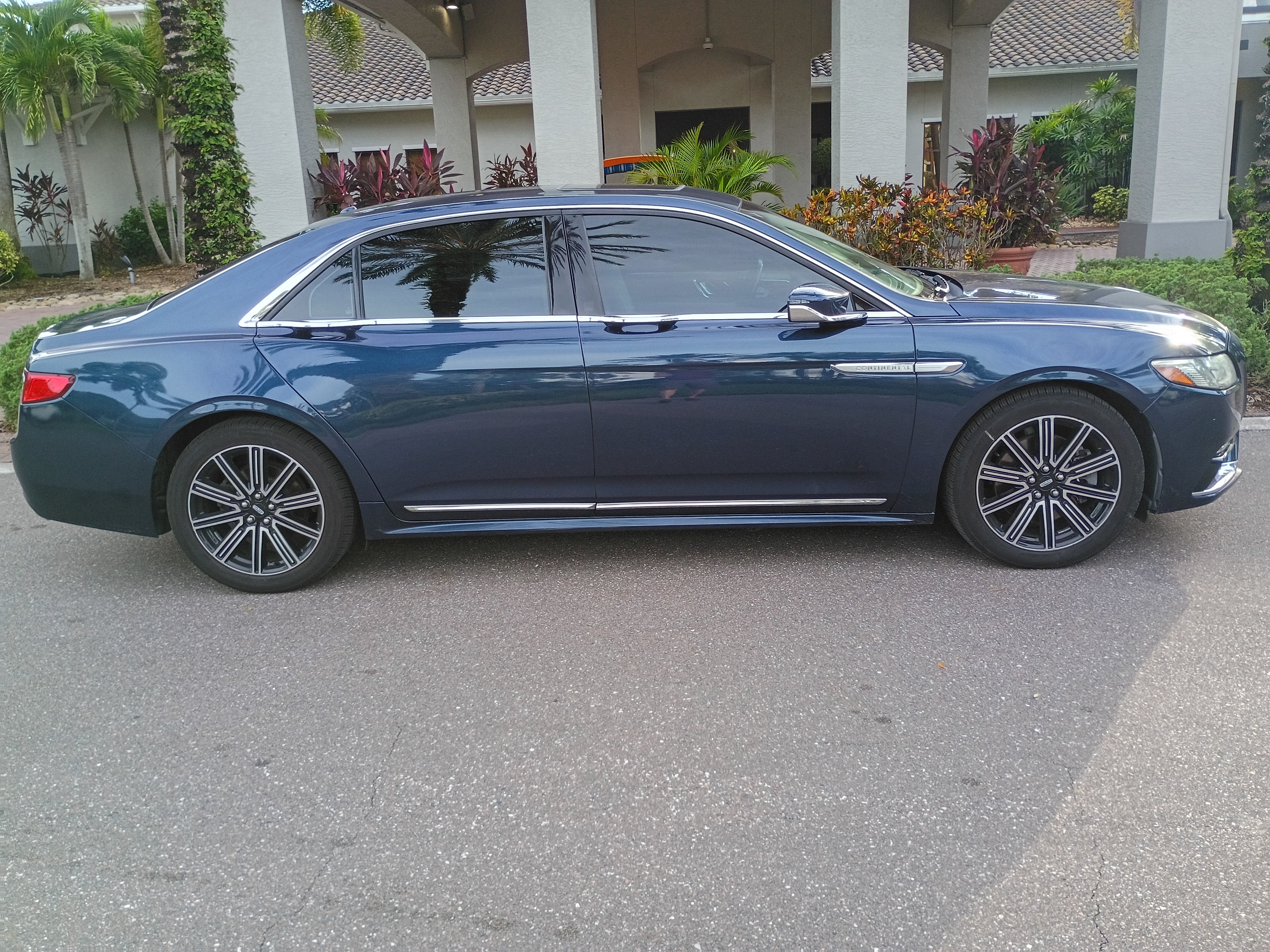 Used 2017 Lincoln Continental Reserve w/ Climate Package AWD/4WD image 5