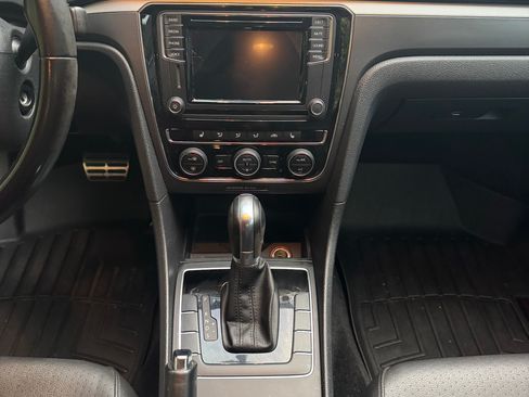 Used 2017 Volkswagen Passat 1.8T R-Line FWD image 6