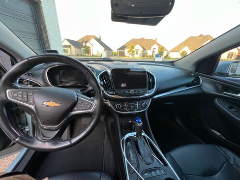 Used 2018 Chevrolet Volt Premier w/ Driver Confidence Package FWD image 8