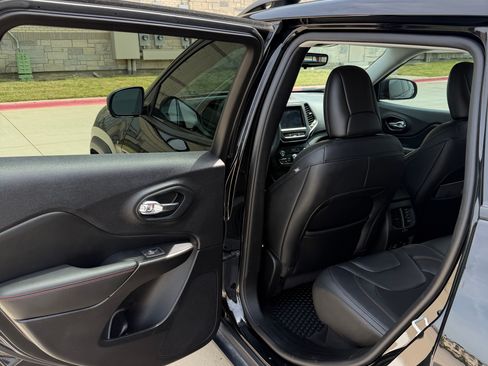 Used 2021 Jeep Cherokee Trailhawk AWD/4WD image 8