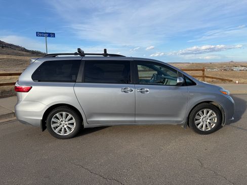 Used 2017 Toyota Sienna Limited Premium image 10