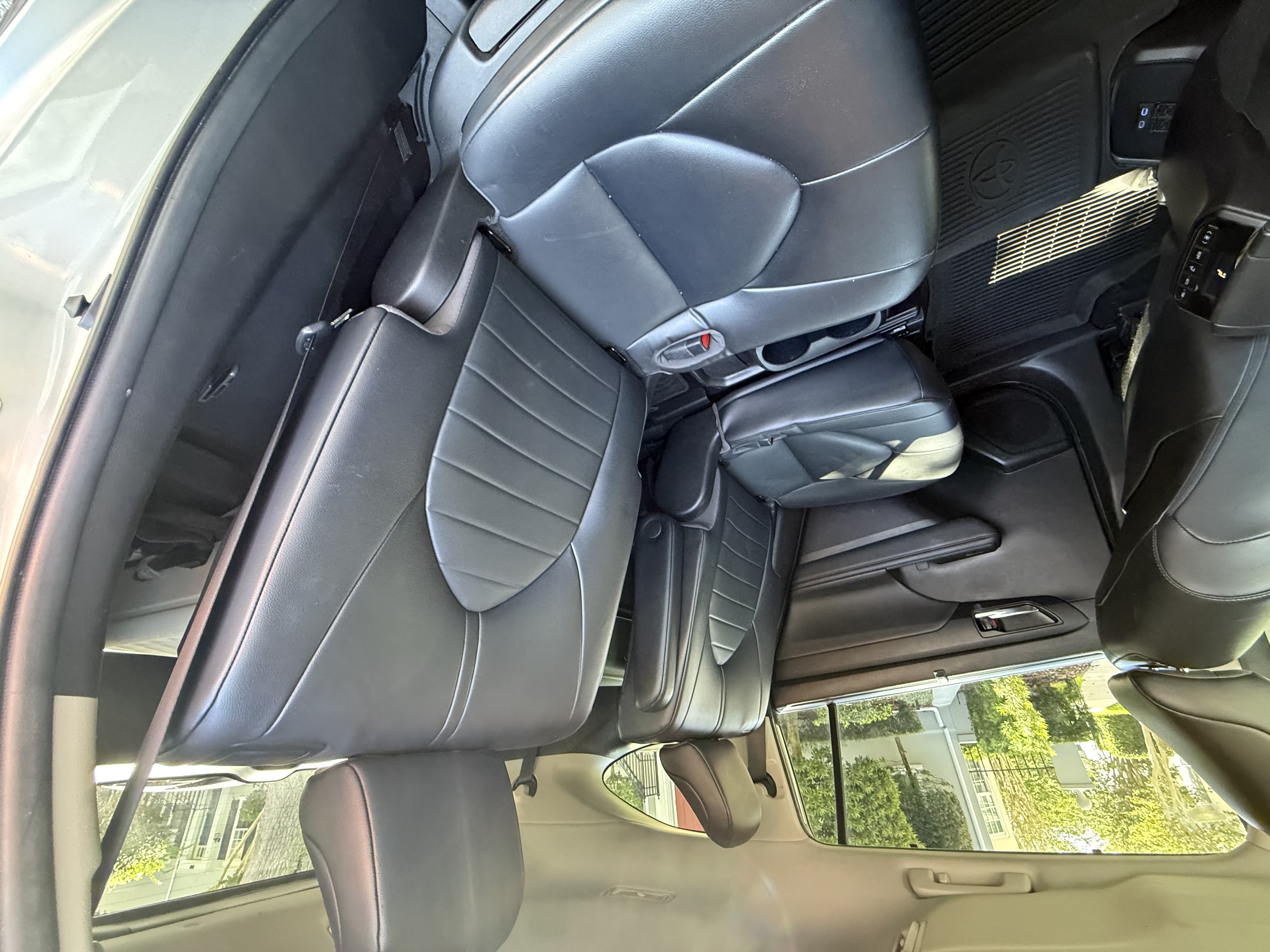 Used 2022 Toyota Highlander XLE FWD image 15