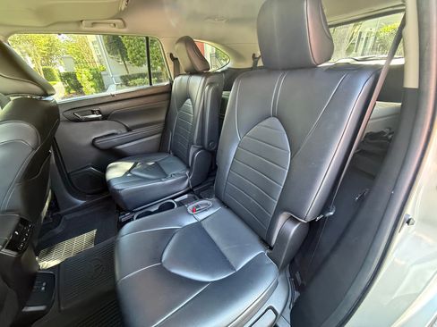 Used 2022 Toyota Highlander XLE FWD image 15