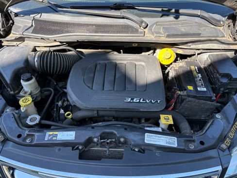 Used 2015 Chrysler Town & Country Limited Platinum FWD image 21