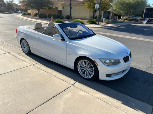 Used 2011 BMW 335i Convertible image 4