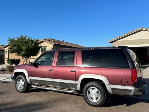 Used 1997 Chevrolet Suburban 4WD w/ Preferred Equipment Group 2 image 4