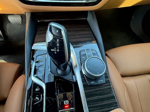 Used 2021 BMW 530e w/ Premium Package image 20