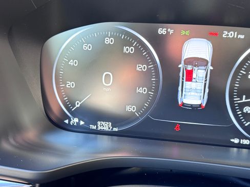 Used 2018 Volvo XC60 T6 Momentum w/ Convenience Package image 15