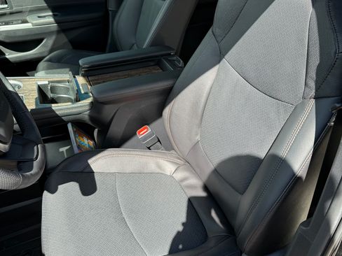 Used 2025 Toyota Sienna Limited image 9