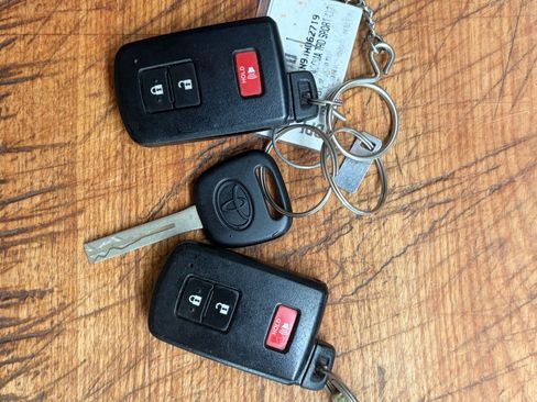 Used 2018 Toyota Tacoma TRD Sport w/ Technology Package image 12