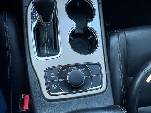 Used 2017 Jeep Grand Cherokee Limited image 12