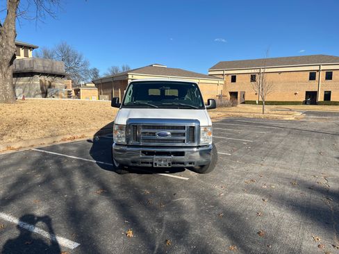 Used 2013 Ford E-350 and Econoline 350 XLT image 2