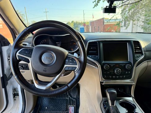 Used 2017 Jeep Grand Cherokee Overland AWD/4WD image 10
