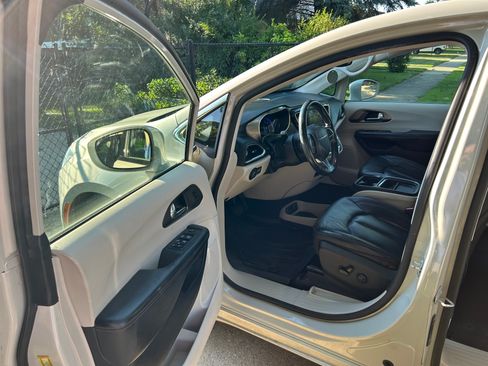 Used 2020 Chrysler Pacifica Touring-L FWD image 6