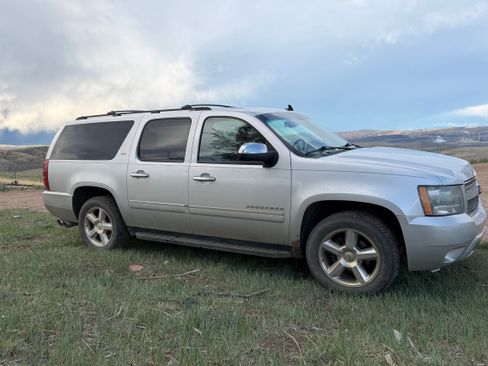 Used 2011 Chevrolet Suburban LTZ image 2