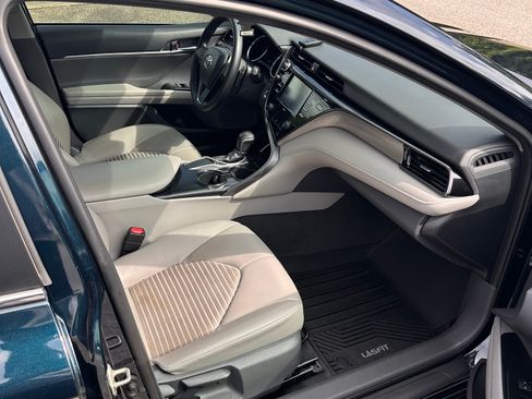 Used 2020 Toyota Camry SE w/ Convenience Package FWD image 14