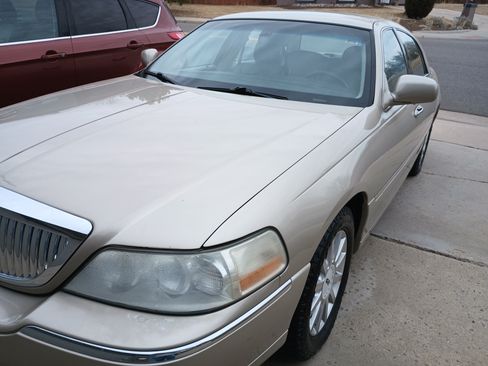 Used 2006 Lincoln Town Car Signature image 2