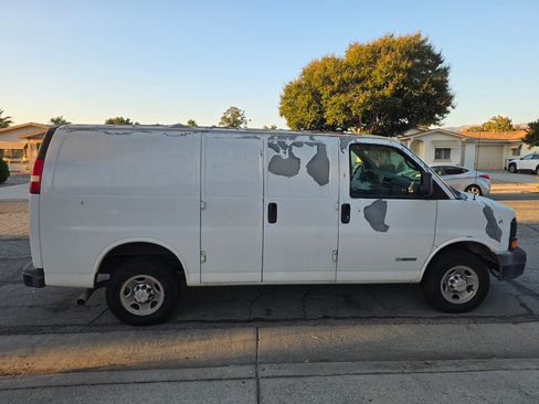 Used 2005 Chevrolet Express 2500 image 4