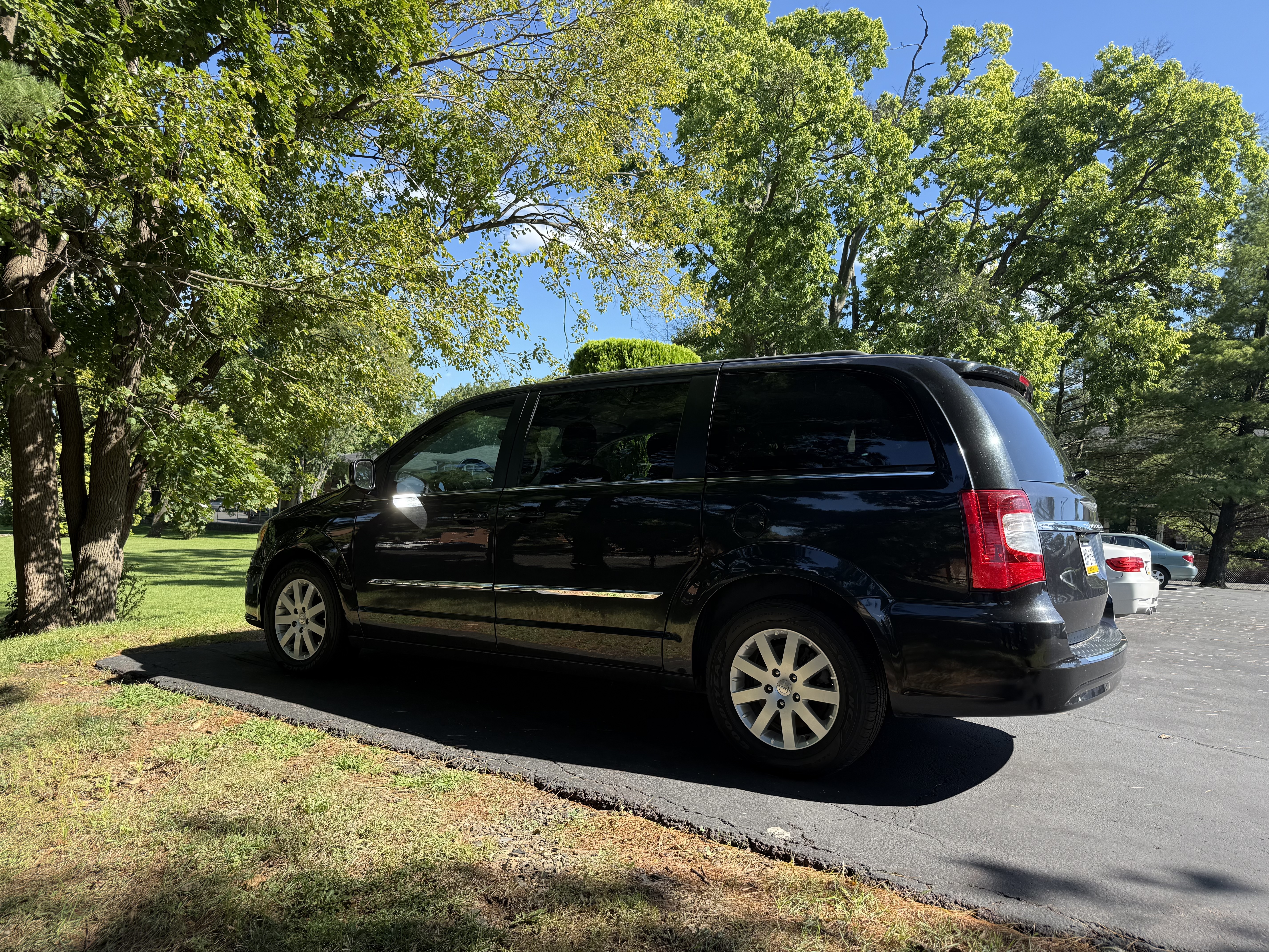 Used 2014 Chrysler Town & Country Touring FWD image 4
