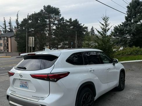 Used 2023 Toyota Highlander Platinum image 5