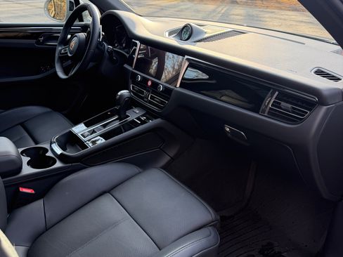 Used 2025 Porsche Macan image 12