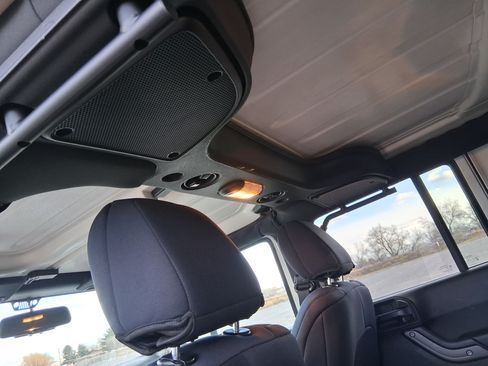 Used 2018 Jeep Wrangler Unlimited Sport S image 21